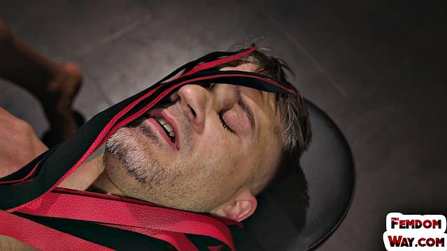 шикарная эбони в латексе дразнит раба и унижает его ногами и плетью