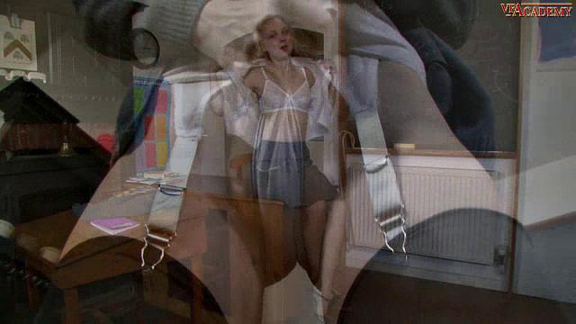 Киана дразнит мокрыми трусиками и упругим телом