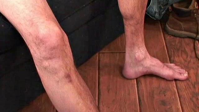 Билли дрочит с кайфом и мощно кончает