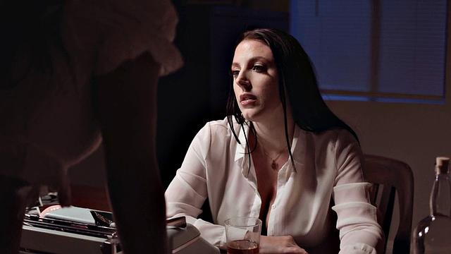 Бюстгальтерная милфа угощает черную коллегу языком в офисе