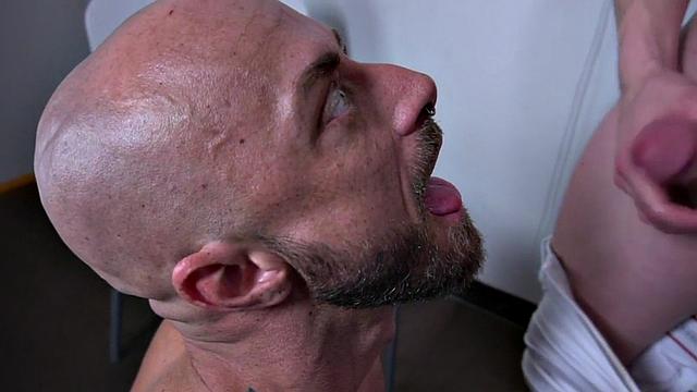 Cum-loving muscled and tattooed hunk barebacked in locker room