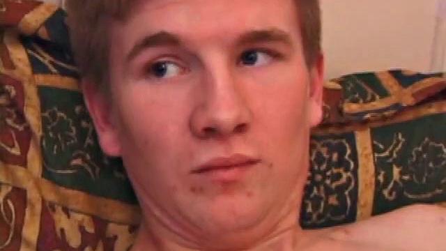 кэйси дрочит до предела: твердый член и висячие яйца в центре внимания