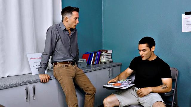 мускулистый пассив сосёт член и получает по полной в жарком студенческом сексе