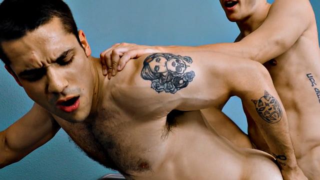 мускулистый пассив сосёт член и получает по полной в жарком студенческом сексе