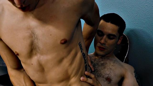 мускулистый пассив сосёт член и получает по полной в жарком студенческом сексе