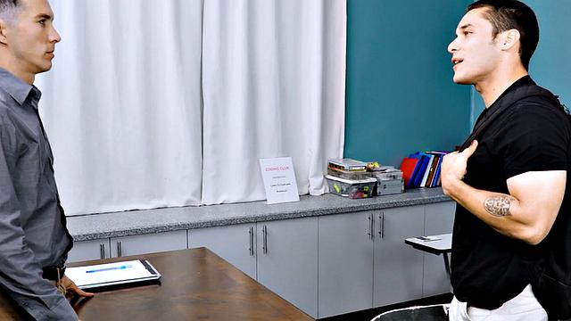 мускулистый пассив сосёт член и получает по полной в жарком студенческом сексе