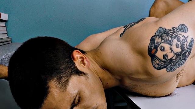 мускулистый пассив сосёт член и получает по полной в жарком студенческом сексе