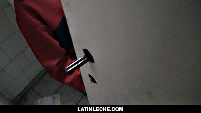 оператор снимает захмелевшего красавца с огромным хером в сортире