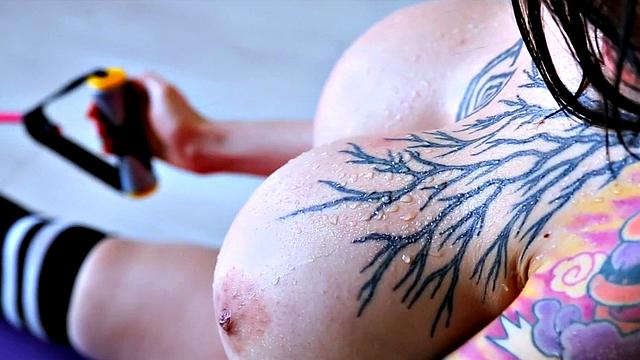 стройная брюнетка с тату дрочит после йоги