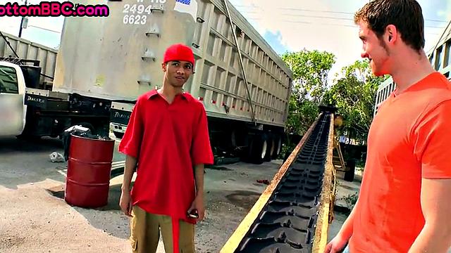 Hairy Nubian assfucked outdoors in pickup anal sex