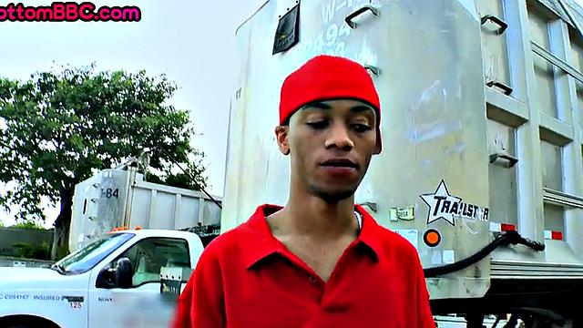 волосатый нигер устраивает анальный марафон в кузове пикапа