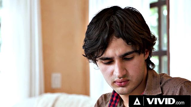 Зрелая Charli Phoenix разводит молодого зятя на страстный расслабон и глубокий минет с иронией судьбы.