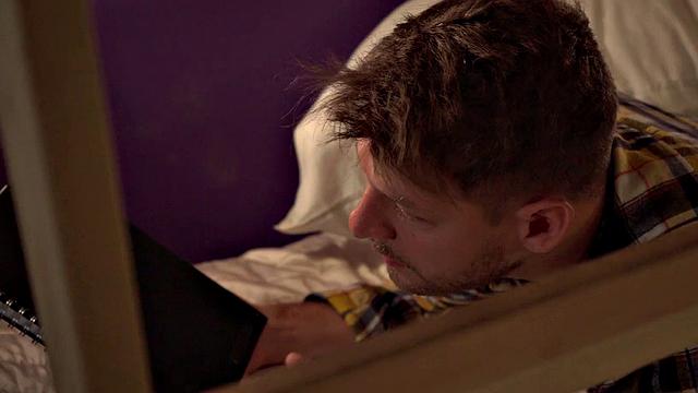 подушки в сторону: девчонки устроили жаркий тройничок в хостеле