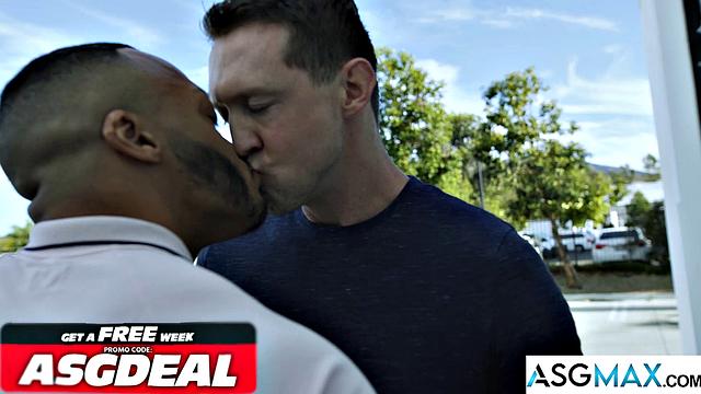 Пока мужья в неведении, мачо устраивают жаркие минеты друг другу