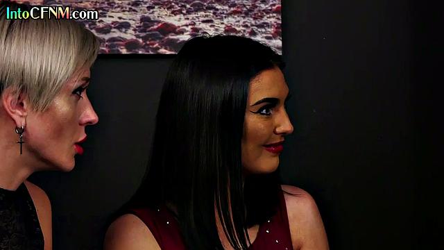 Статные дамы в элегантных нарядах шалят с членом на вечеринке cfnm.