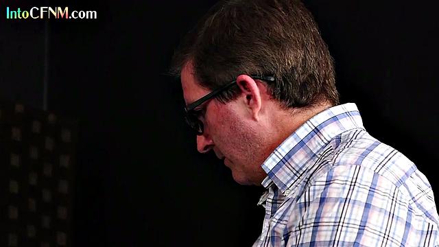 Статные дамы в элегантных нарядах шалят с членом на вечеринке cfnm.