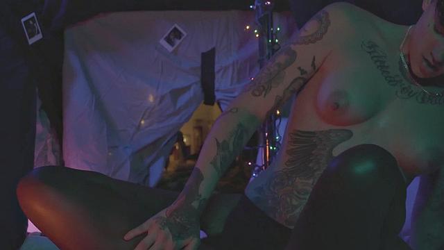 Ebony les pussylicks tattooed before strapon sex