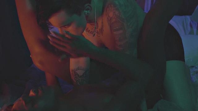 Ebony les pussylicks tattooed before strapon sex