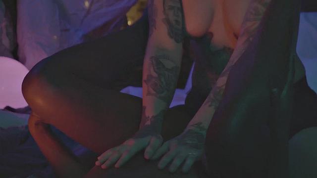 Ebony les pussylicks tattooed before strapon sex