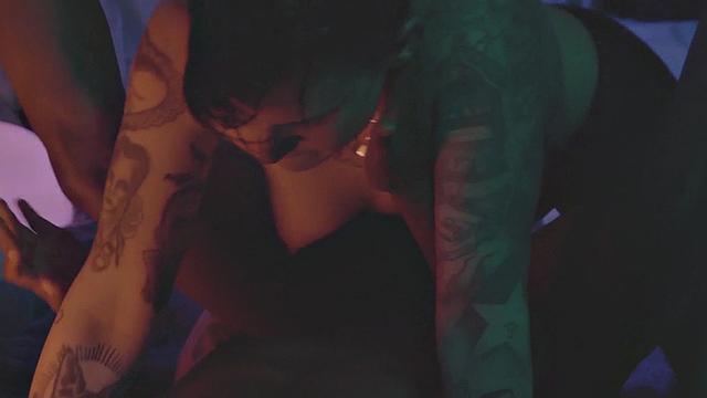 Ebony les pussylicks tattooed before strapon sex