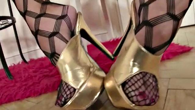 Lil Kimmy Fishnet Masturbate