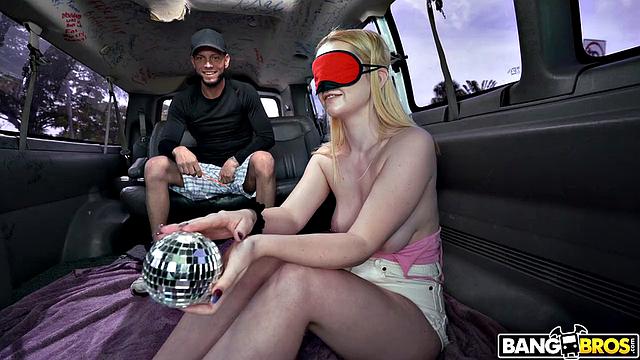 Layla Belle сосет и трахается за деньги в автобусе с Tyler Steel, кончает на лицо.