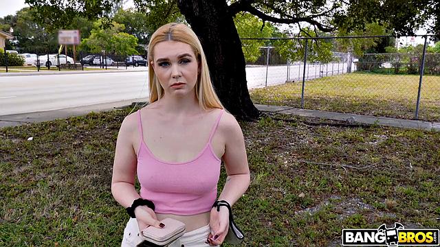 Layla Belle сосет и трахается за деньги в автобусе с Tyler Steel, кончает на лицо.