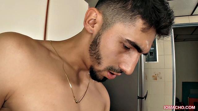 julian дрочит свой здоровый член и мощно кончает