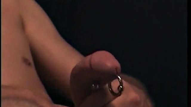 Гей-Трой дрочит и кончает на камеру для парней зрителей.