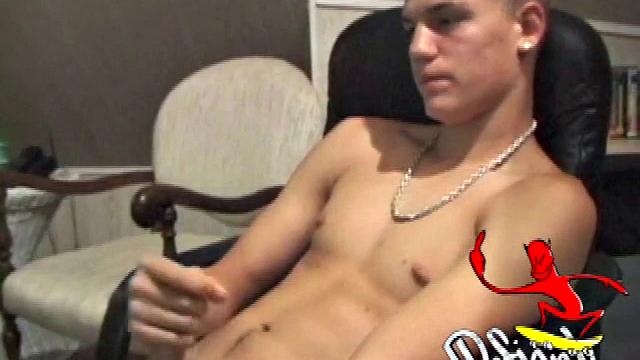 Лэнс гипнотизирует взглядом, дрочит и заливает спермой рабочее кресло