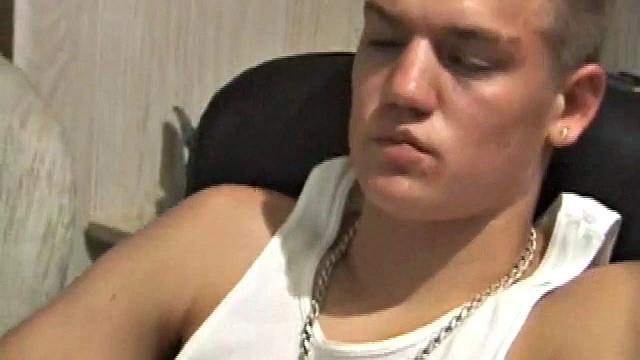 Лэнс гипнотизирует взглядом, дрочит и заливает спермой рабочее кресло