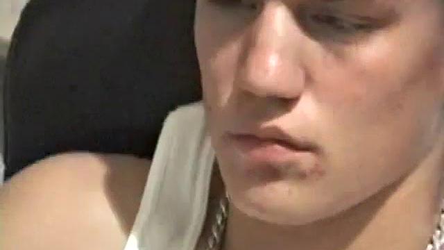 Лэнс гипнотизирует взглядом, дрочит и заливает спермой рабочее кресло