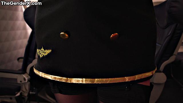 Транс и взрослая красотка делят член - кто успеет первой?