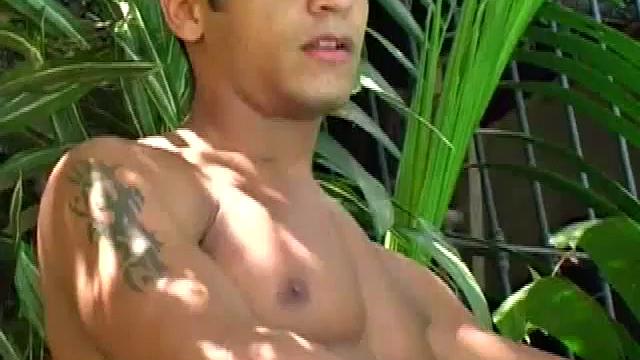 горячая латинская тройка в сауне, рамон дрочит и наблюдает