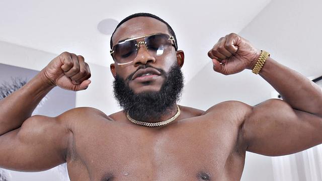 смотри, как эта пышногрудая блондинка принимает двойное проникновение от черного жеребца