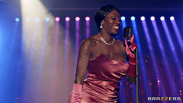 Ebony Mystique и Ricky Johnson жарко трахаются на сцене под руководством Kira Noir.