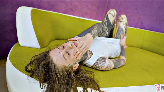 Ceci Milkymouzz сосет как профи, потом принимает член в свою проколотую киску