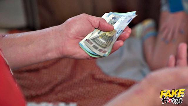 Эмили Пинк и Саманта Джойнер застряли на Рождество - устраивают жаркий групповой секс с Стивом Q в хостеле, обмен страстными минетами и глубокий анал под шапкой Санты.