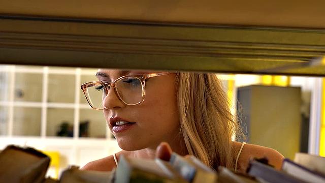 смотри, как bonnie dolce трахается в очках и юбке