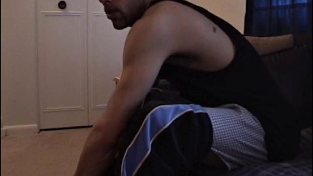 энрике становится на колени и страстно сосёт огромный член