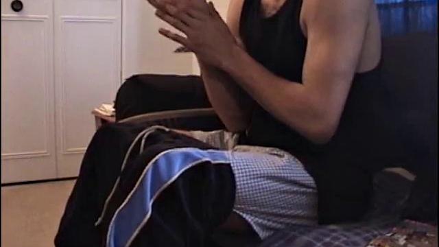 энрике становится на колени и страстно сосёт огромный член