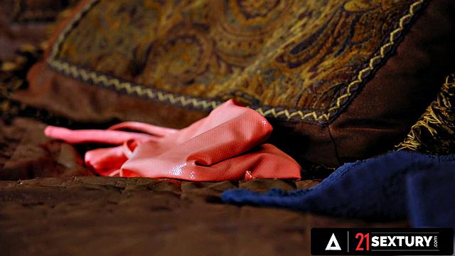 21 SEXTURY - Kitana Lure Oils Up Alexa Flexy & Eats Her Pussy in the Sun