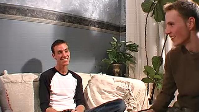 Три парня на диване решают, кто останется без сил первым