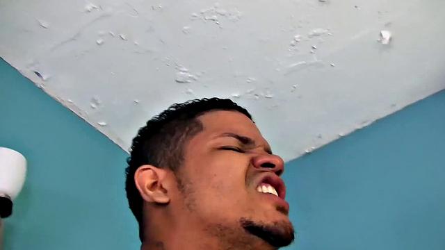 Латиноамериканские твинки трахаются голышом и делают вид, что это случайно