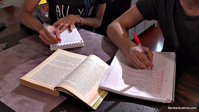 Латиносы Ланс и Фрэнсис жестко трахаются без резинки, жёсткий большой член в деле.