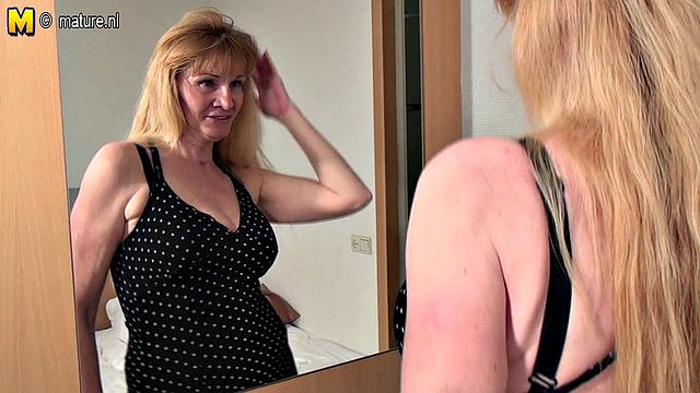 ненасытная милфа заливает простыни своим сквиртом