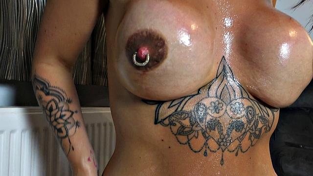 Джесс Миллер спасается от скуки на карантине - вибратор и сарказм в деле