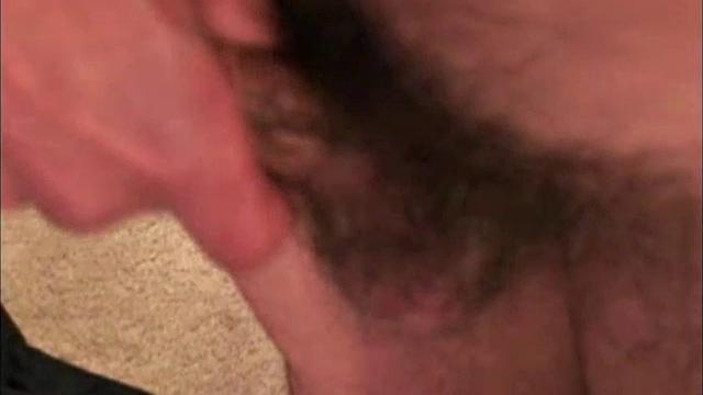 маркус дрочит и мощно кончает по-мужски