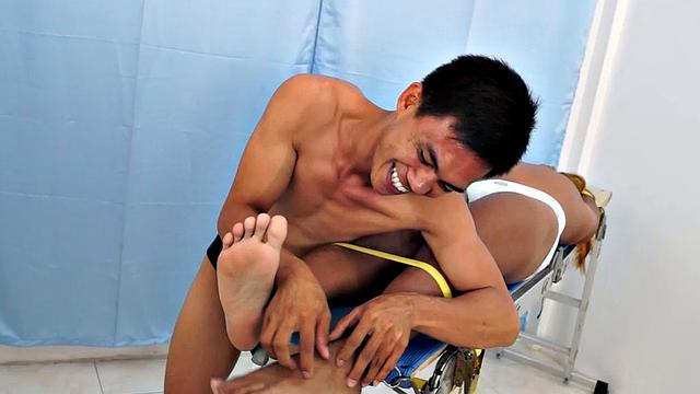 привязали хантера, а аргие издевается над мужскими ногами в стиле тикл-фетиш