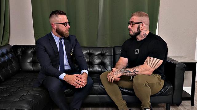 доктор трахает на сеансе мускулистого татуированного красавца